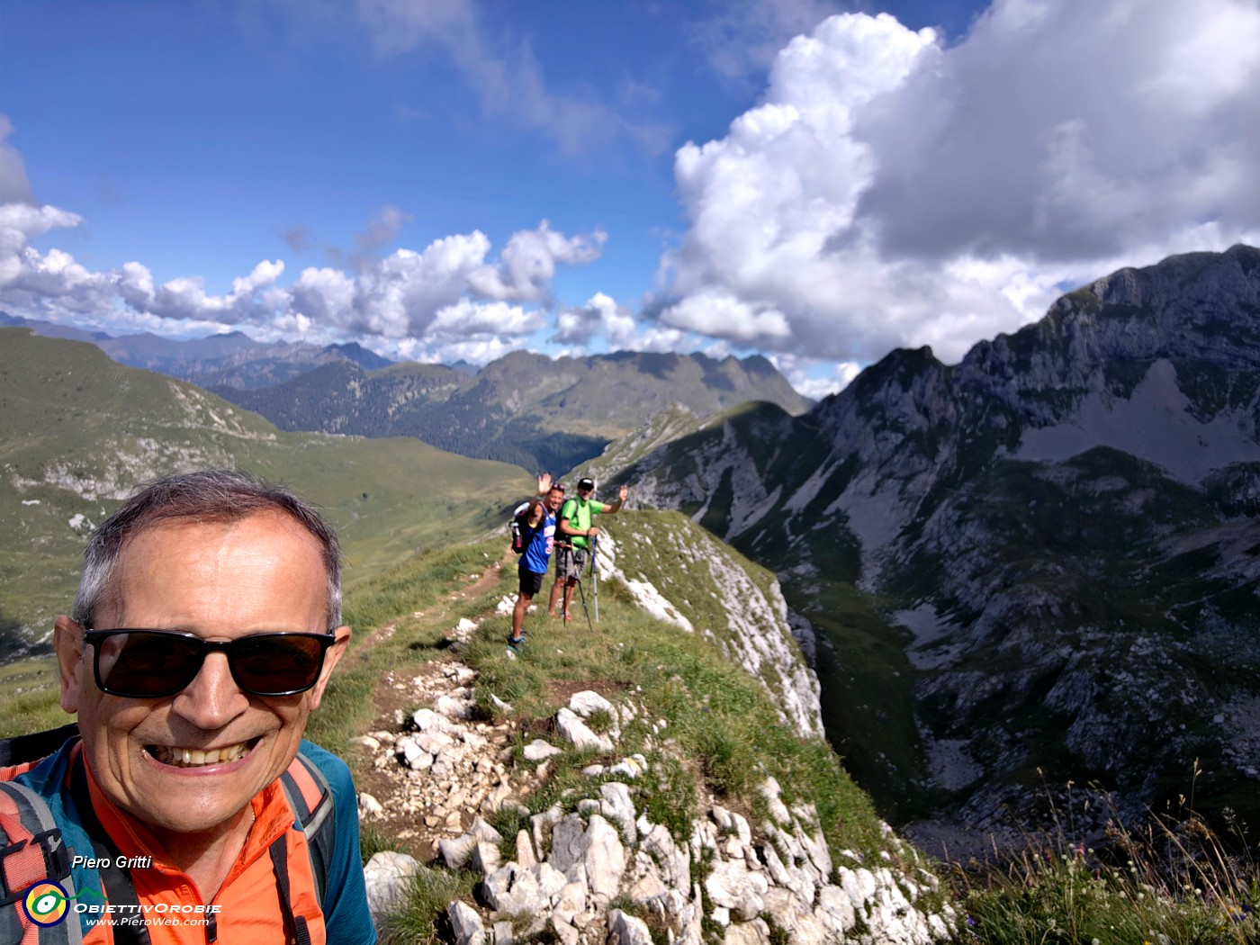 37 Passo di Gabbia (2070 m), sole in Val Vedra, nuvoloni sul Mandrone e in Corna Piana.jpg